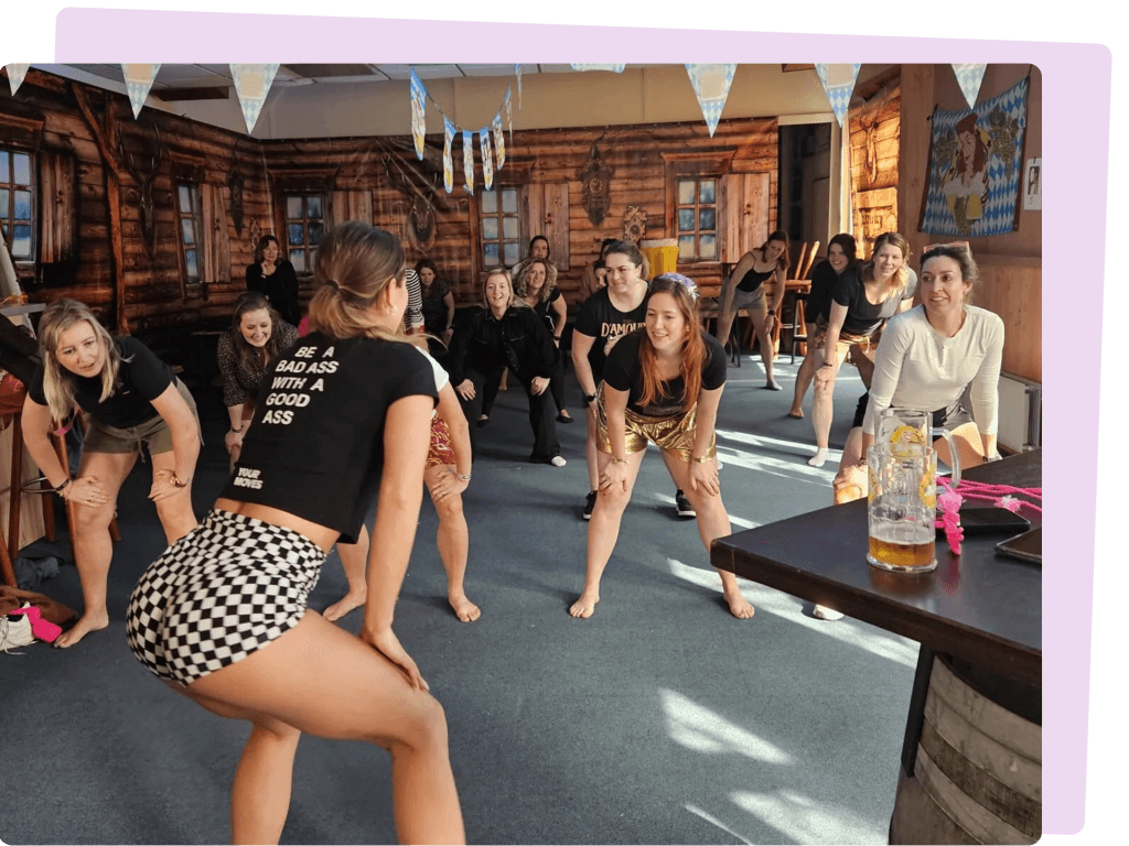 Dansworkshop waarin deelnemers met professionele begeleiding leren bewegen op ritme, werken aan zelfvertrouwen en plezier beleven aan dans.