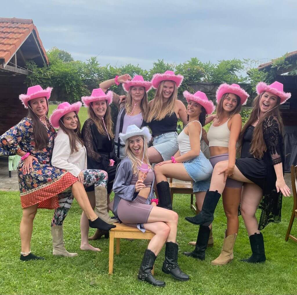 Line dance workshop waarin deelnemers in groepsverband vrolijke danspassen leren met ritme, plezier en professionele begeleiding.