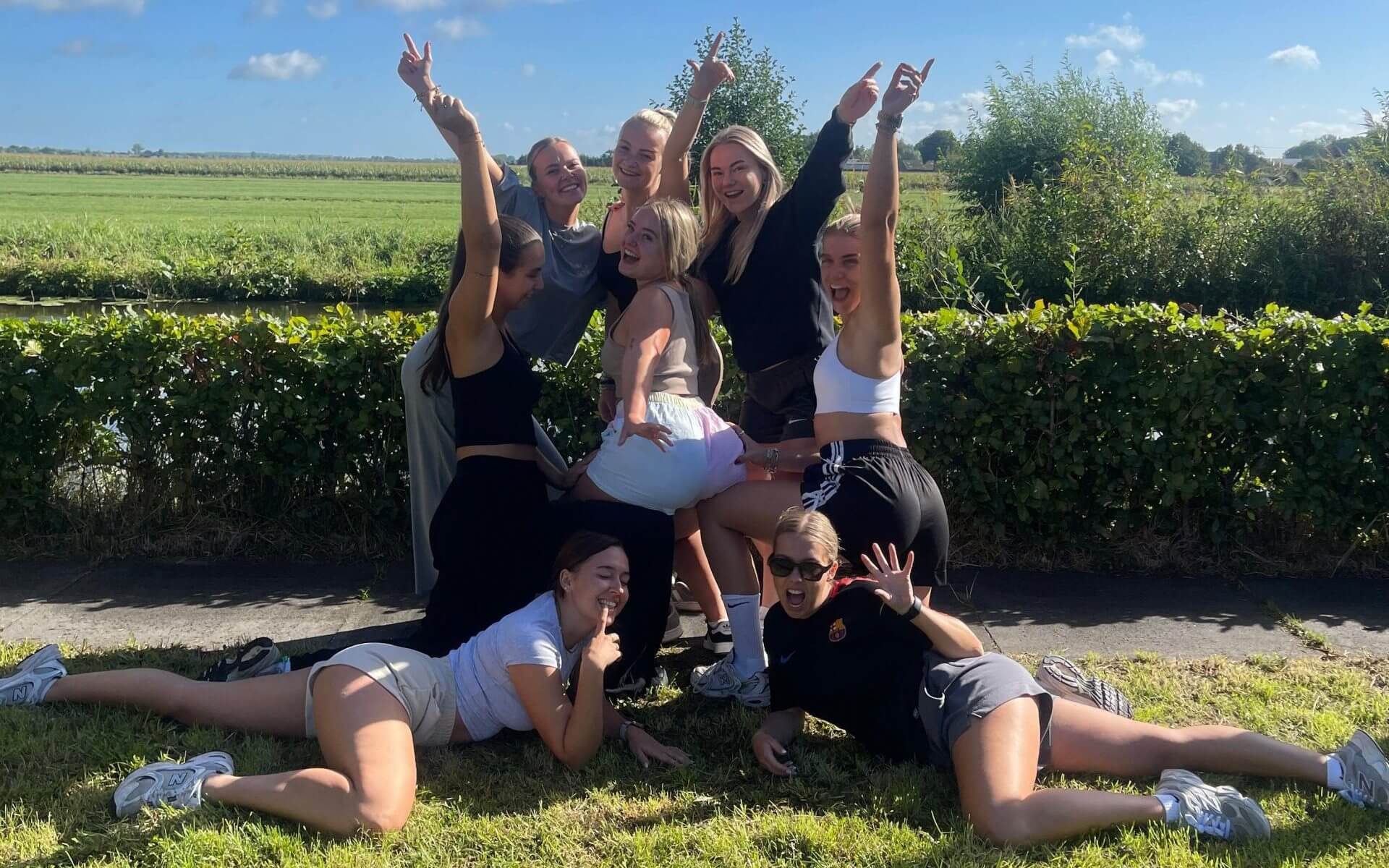 Dames vieren vrijgezellenfeest en leren twerken in een workshop.