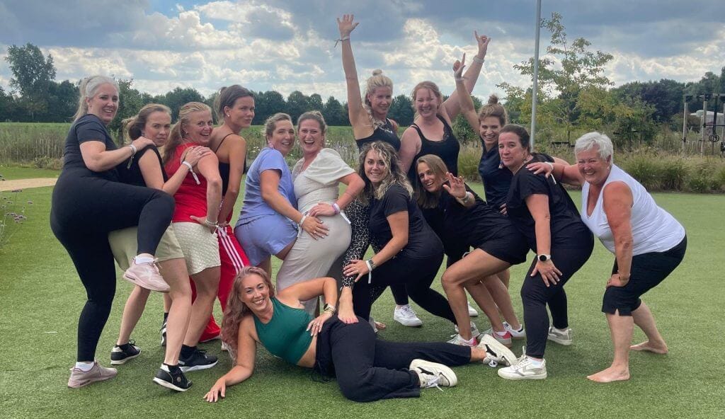 Collega’s die tijdens een bedrijfsuitje samen leren twerken.