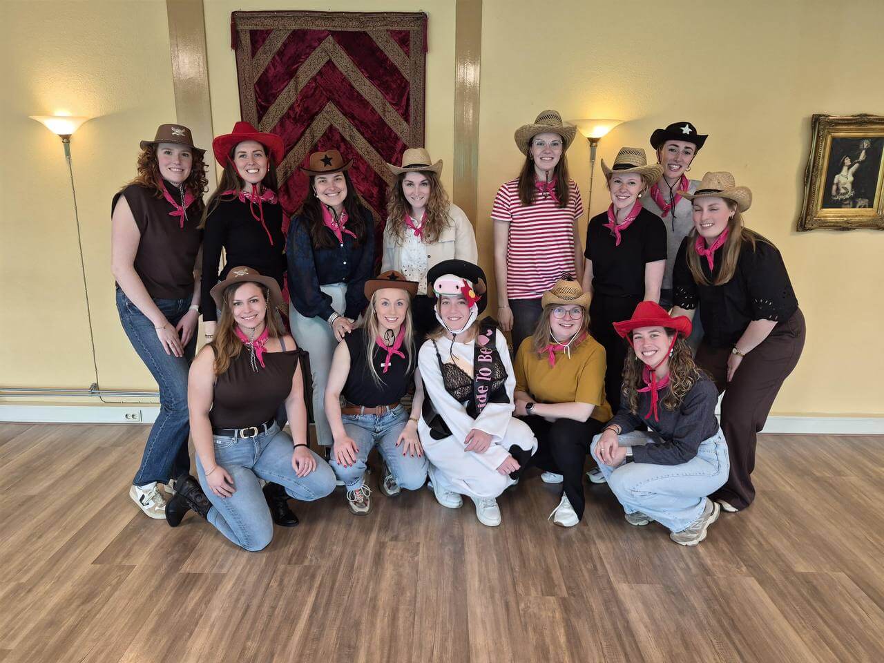Vriendinnen vieren hun dag met een twerkworkshop op locatie
