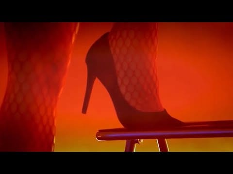 Teacher geeft het voorbeeld tijdens een twerkworkshop