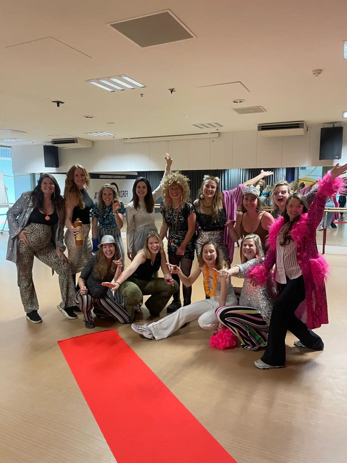 Vriendinnengroep in glitteroutfits geniet van een dansworkshop bij Yourmoves
