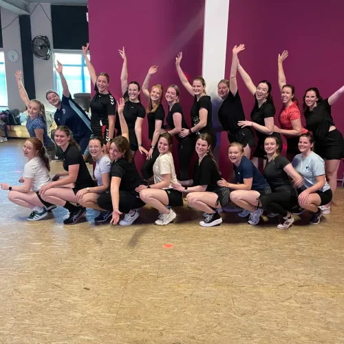 Twerken workshop waar deelnemers stap voor stap leren twerken met ritme, energie en plezier, onder begeleiding van een professional.